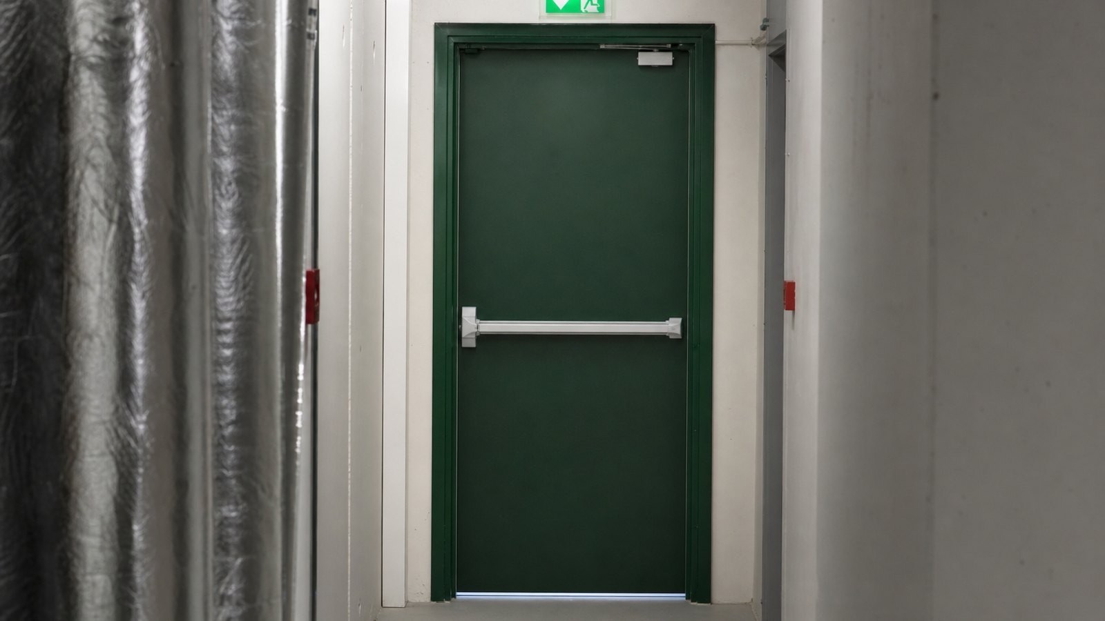 Issue de secours signalée et dégagée dans un établissement